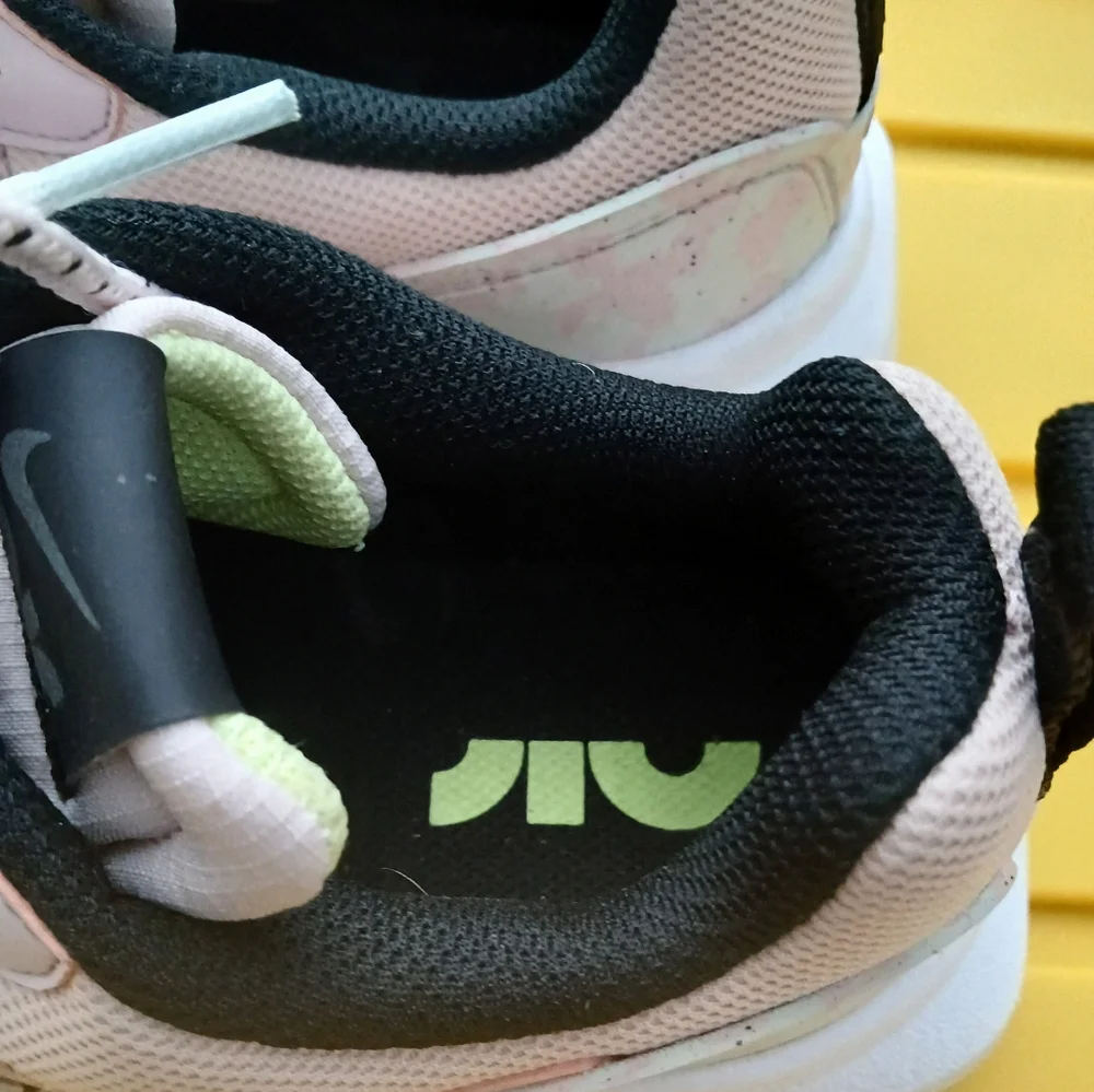 Nike Women's Air Max - Picture 12 of 16